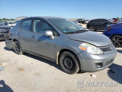 Czwarte zdjęcie samochodu z boku: 2010 NISSAN VERSA 1.8 S VIN:3N1BC1AP7AL369365 - miniatura