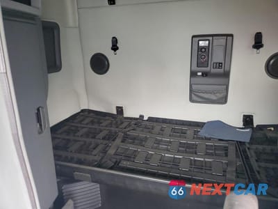 Zdjęcie 6 z 10 samochodu: 2021 VOLVO VNL SEMI TRUCK VIN:4V4NC9EH6MN281346 - miniatura