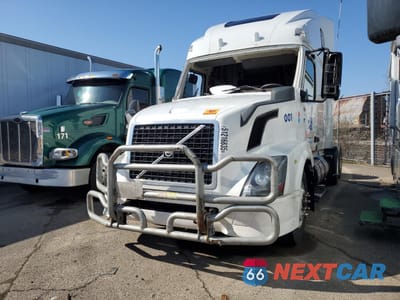 Drugie zdjęcie samochodu z przodu: 2013 VOLVO VN VNL VIN:4V4NC9TH2DN567438 - miniatura