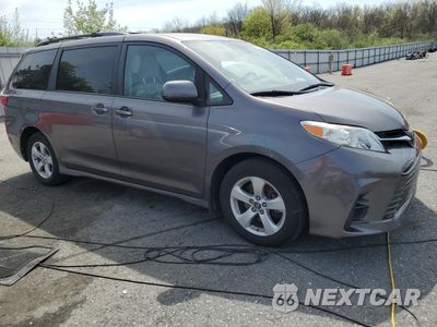 Czwarte zdjęcie samochodu z boku: 2018 TOYOTA SIENNA LE VIN:5TDKZ3DC0JS932315 - miniatura