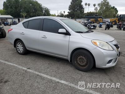 Czwarte zdjęcie samochodu z boku: 2013 NISSAN VERSA S VIN:3N1CN7AP8DL849372 - miniatura