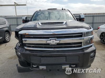 Piąte zdjęcie samochodu w środku: 2018 CHEVROLET SILVERADO K2500 HIGH COUNTRY VIN:1GC1KXEYXJF182410 - miniatura