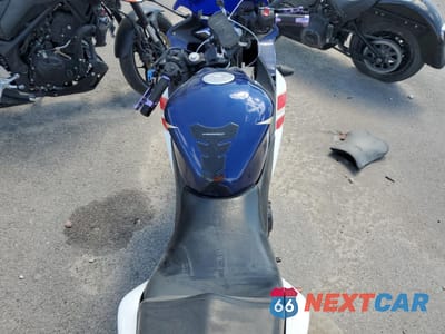 Zdjęcie 6 z 9 samochodu: 2012 HONDA CBR250 R VIN:MLHMC4105C5201850 - miniatura