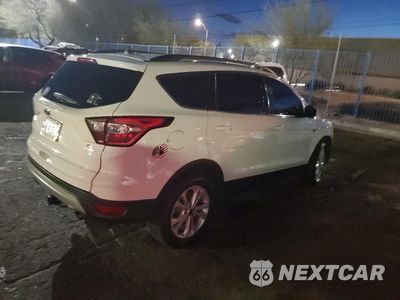 Trzecie zdjęcie samochodu z tyłu: 2018 FORD ESCAPE SE VIN:1FMCU0GD6JUB26010 - miniatura