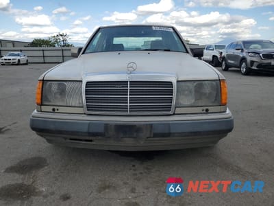 Piąte zdjęcie samochodu w środku: 1993 MERCEDES-BENZ 300 E VIN:WDBEA32E4PB977085 - miniatura