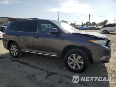 Czwarte zdjęcie samochodu z boku: 2013 TOYOTA HIGHLANDER BASE VIN:5TDZK3EH0DS118280 - miniatura