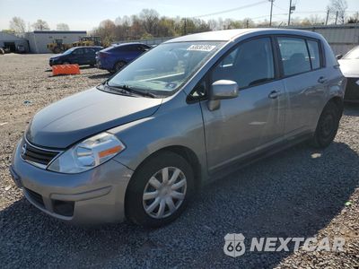 2009 NISSAN VERSA S 3N1BC13E79L499380 - główne zdjęcie licytacji z USA - miniatura