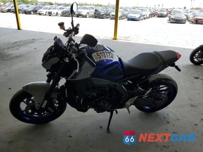 Trzecie zdjęcie samochodu z tyłu: 2021 YAMAHA MT09 VIN:JYARN71E3MA000694 - miniatura