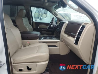 Piąte zdjęcie samochodu w środku: 2013 RAM 3500 LARAMIE VIN:3C63R3ML0DG568606 - miniatura