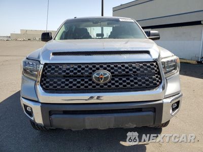 Piąte zdjęcie samochodu w środku: 2018 TOYOTA TUNDRA CREWMAX SR5 VIN:5TFDY5F16JX730740 - miniatura