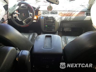 Zdjęcie 8 z 14 samochodu: 2008 GMC YUKON XL C1500 VIN:1GKFC16088J206496 - miniatura