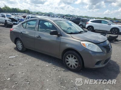 Czwarte zdjęcie samochodu z boku: 2013 NISSAN VERSA S VIN:3N1CN7AP1DL891026 - miniatura