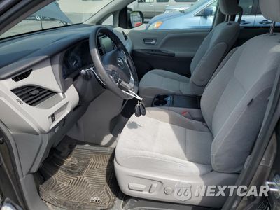 Zdjęcie 7 z 14 samochodu: 2018 TOYOTA SIENNA LE VIN:5TDKZ3DC0JS932315 - miniatura