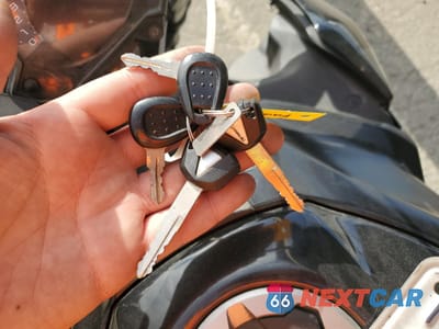Zdjęcie 8 z 10 samochodu: 2018 KAWASAKI ZR900 VIN:JKAZR2B15JA004789 - miniatura