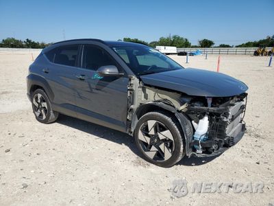 Czwarte zdjęcie samochodu z boku: 2024 HYUNDAI KONA LIMITED VIN:KM8HE3A38RU122198 - miniatura