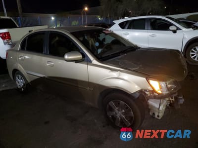 Czwarte zdjęcie samochodu z boku: 2010 KIA RIO LX VIN:KNADH4A31A6684272 - miniatura