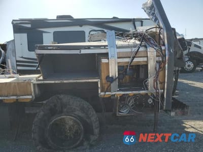 Zdjęcie 9 z 10 samochodu: 2004 FREIGLINER CHASSIS M LINE WALK-IN VAN VIN:4UZAAPBW04CM86563 - miniatura