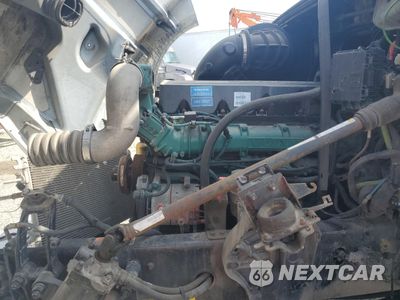 Zdjęcie 7 z 10 samochodu: 2014 VOLVO VNL SEMI TRUCK VIN:4V4NC9EH2EN167569 - miniatura