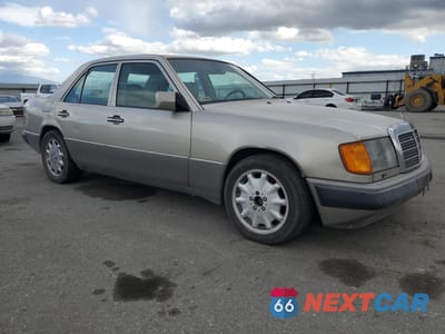 Czwarte zdjęcie samochodu z boku: 1993 MERCEDES-BENZ 300 E VIN:WDBEA32E4PB977085 - miniatura