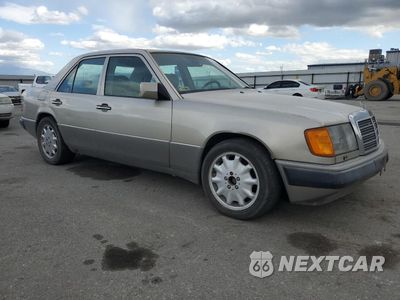 Czwarte zdjęcie samochodu z boku: 1993 MERCEDES-BENZ 300 E VIN:WDBEA32E4PB977085 - miniatura