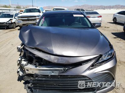 Piąte zdjęcie samochodu w środku: 2022 TOYOTA CAMRY LE VIN:4T1C11AK7NU031161 - miniatura