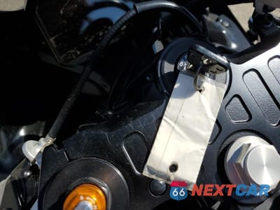 Zdjęcie 8 z 10 samochodu: 2022 YAMAHA YZFR7 VIN:JYARM38E1NA002401 - miniatura