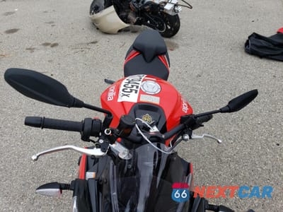Piąte zdjęcie samochodu w środku: 2023 APRILIA TUONO 660 VIN:ZD4KSUL07PS000389 - miniatura