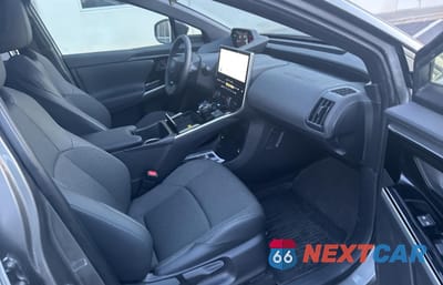 Piąte zdjęcie samochodu w środku: 2024 TOYOTA BZ4X XLE VIN:JTMABACA3RA063724 - miniatura