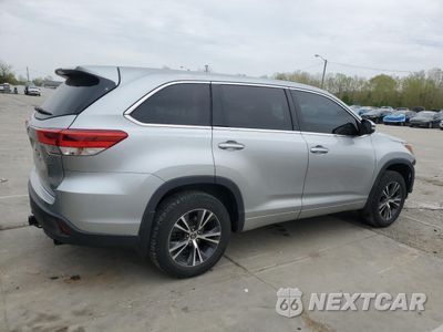Trzecie zdjęcie samochodu z tyłu: 2018 TOYOTA HIGHLANDER LE VIN:5TDBZRFH5JS804535 - miniatura