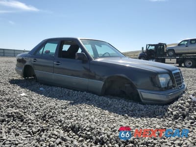 Czwarte zdjęcie samochodu z boku: 1995 MERCEDES-BENZ E 420 BASE VIN:WDBEA34E7SC171869 - miniatura