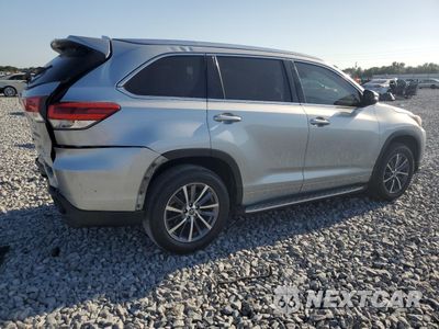 Trzecie zdjęcie samochodu z tyłu: 2018 TOYOTA HIGHLANDER SE VIN:5TDKZRFH9JS543197 - miniatura