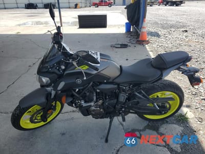 Trzecie zdjęcie samochodu z tyłu: 2018 YAMAHA MT07 VIN:JYARM27E6JA001105 - miniatura