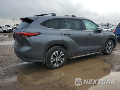Trzecie zdjęcie samochodu z tyłu: 2023 TOYOTA HIGHLANDER HYBRID XLE VIN:5TDKARAH6PS021781 - miniatura