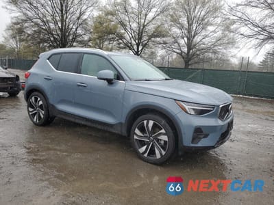 Czwarte zdjęcie samochodu z boku: 2023 VOLVO XC40 PLUS VIN:YV4L12UN0P2104186 - miniatura