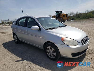 Czwarte zdjęcie samochodu z boku: 2007 HYUNDAI ACCENT GLS VIN:KMHCN46C17U108018 - miniatura