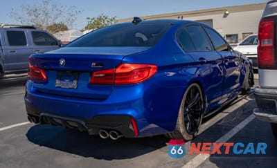 Czwarte zdjęcie samochodu z boku: 2019 BMW M5 VIN:WBSJF0C54KB448350 - miniatura