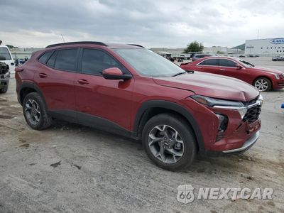 Czwarte zdjęcie samochodu z boku: 2025 CHEVROLET TRAX 1LT VIN:KL77LHEP8SC084061 - miniatura