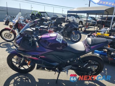 Trzecie zdjęcie samochodu z tyłu: 2023 YAMAHA YZFR3 A VIN:MH3RH18Y1PK009497 - miniatura