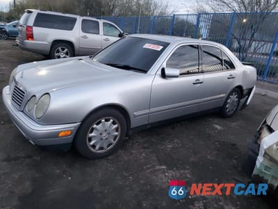 1998 MERCEDES-BENZ E 320 WDBJF65F4WA571172 - główne zdjęcie licytacji z USA - miniatura