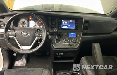 Zdjęcie 9 z 11 samochodu: 2018 TOYOTA SIENNA SE VIN:5TDXZ3DC1JS918378 - miniatura
