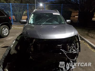 Piąte zdjęcie samochodu w środku: 2018 NISSAN ROGUE S VIN:5N1AT2MT7JC806120 - miniatura