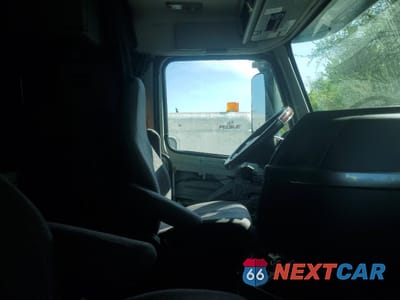 Piąte zdjęcie samochodu w środku: 2021 VOLVO VNR VIN:4V4WC9EH0MN600339 - miniatura