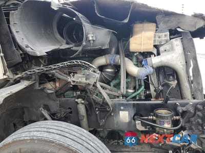 Zdjęcie 7 z 10 samochodu: 2015 VOLVO VNL SEMI TRUCK VIN:4V4NC9EH1FN918291 - miniatura
