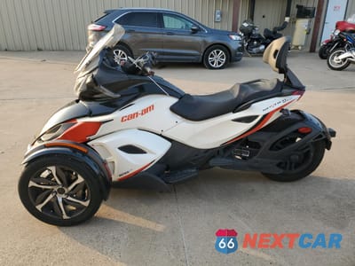 Trzecie zdjęcie samochodu z tyłu: 2015 CAN-AM SPYDER ROADSTER ST VIN:2BXNCBC47FV000431 - miniatura
