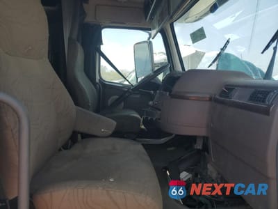Piąte zdjęcie samochodu w środku: 2014 VOLVO VNL SEMI TRUCK VIN:4V4NC9EH2EN167569 - miniatura