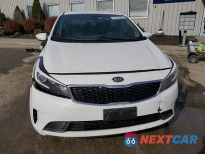 Piąte zdjęcie samochodu w środku: 2018 KIA FORTE LX VIN:3KPFL4A70JE273887 - miniatura