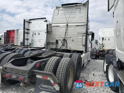 Czwarte zdjęcie samochodu z boku: 2016 VOLVO VNL SEMI TRUCK VIN:4V4NC9EH3GN950614 - miniatura