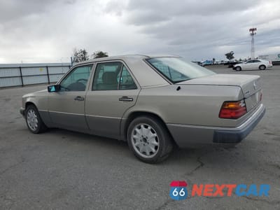 Drugie zdjęcie samochodu z przodu: 1993 MERCEDES-BENZ 300 E VIN:WDBEA32E4PB977085 - miniatura