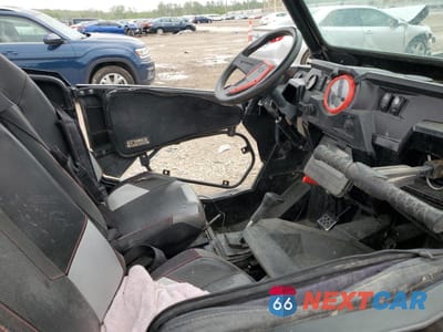 Piąte zdjęcie samochodu w środku: 2014 POLARIS RZR 1000 XP EPS VIN:4XAST1EA3EF362276 - miniatura