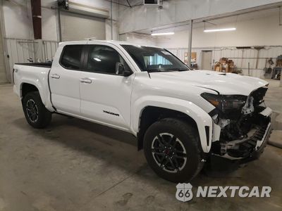 Czwarte zdjęcie samochodu z boku: 2024 TOYOTA TACOMA DOUBLE CAB VIN:3TMLB5JN7RM070278 - miniatura